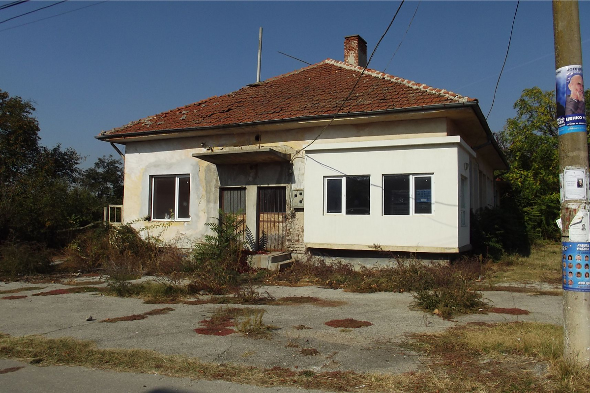 /old-bread-manufacturing-facility-with-commercial-area-storage-and-land-situated-in-the-center-of-a-big-village-60-km-away-from-vratsa-bulgaria/