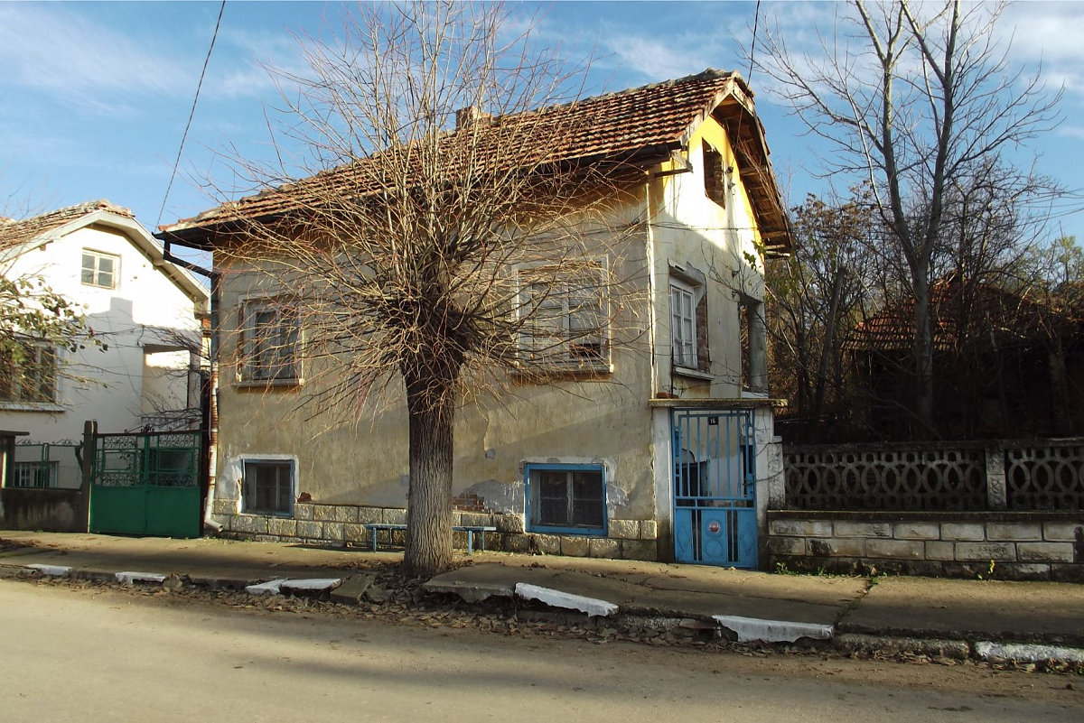/country-house-with-plot-of-land-located-near-the-center-of-a-quiet-village-30-km-away-from-vratsa-bulgaria/