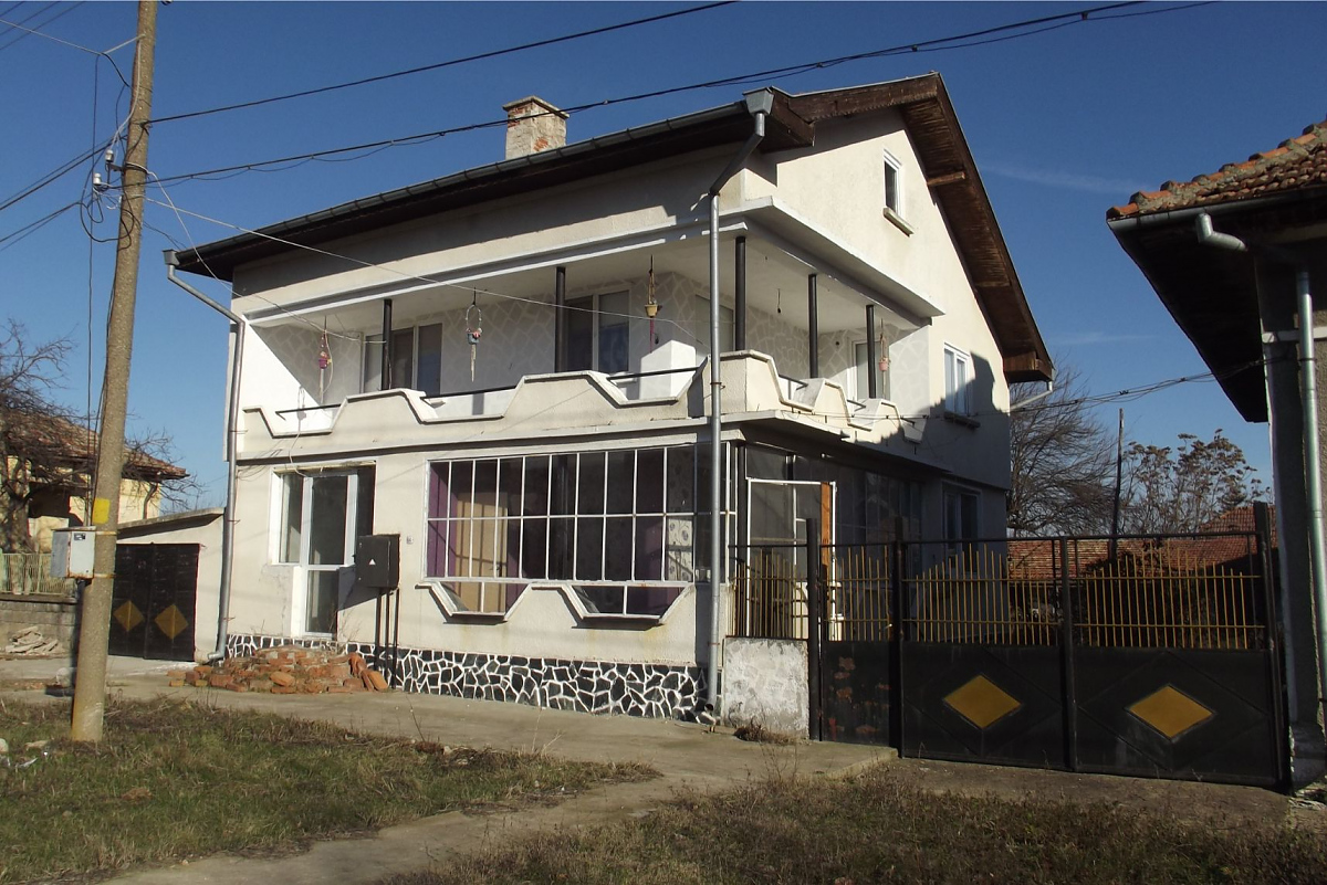 /solid-country-house-with-plot-of-land-located-in-a-lively-village-15-km-north-of-vratsa-bulgaria/