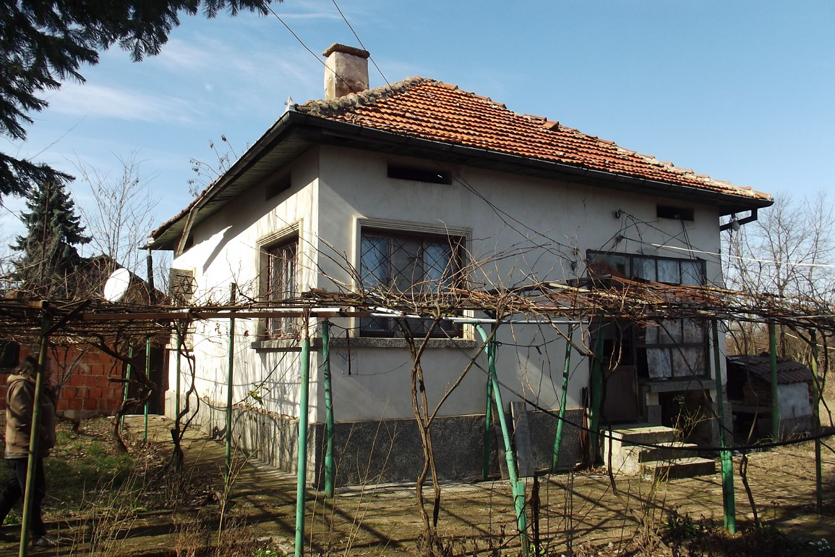 /country-house-with-annex-garage-and-barn-located-in-a-village-near-river-25-km-away-from-big-city-in-bulgaria/