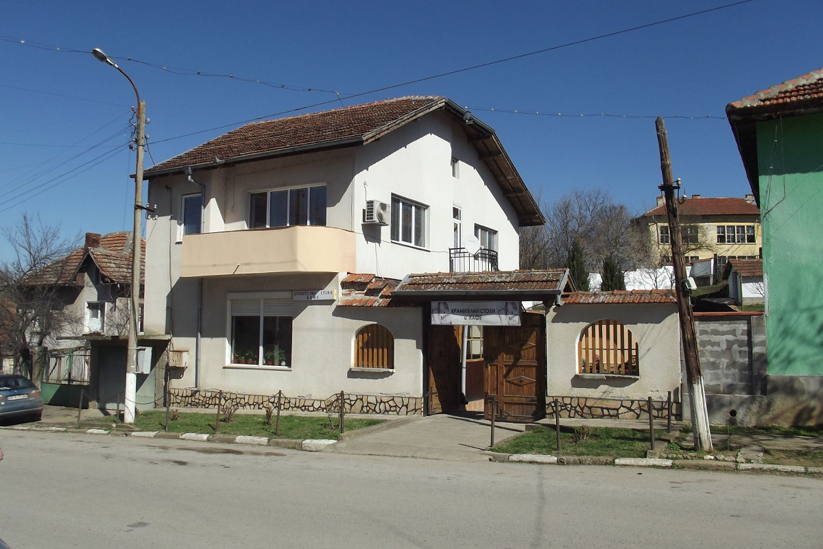 /spacious-countryside-property-with-active-business-and-nice-location-50-km-away-from-big-city-in-bulgaria/