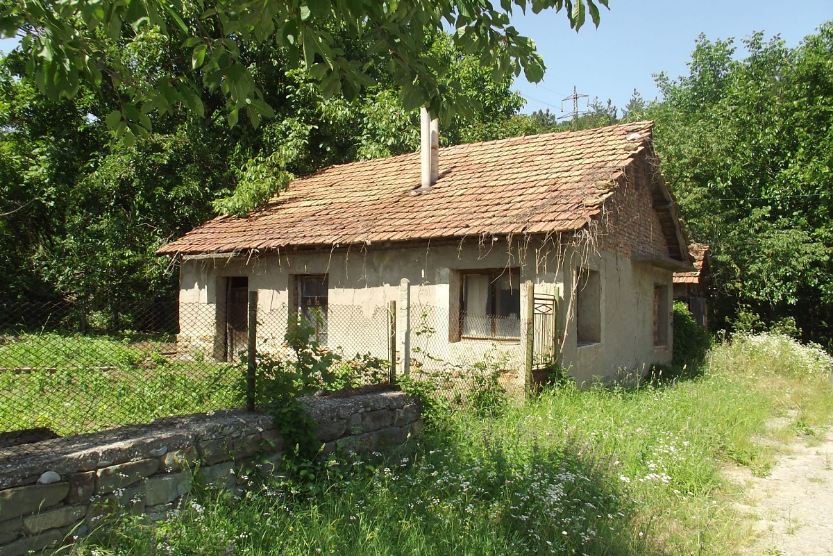 /old-country-house-with-garage-plot-of-land-and-great-location-just-one-hour-away-from-sofia-bulgaria/