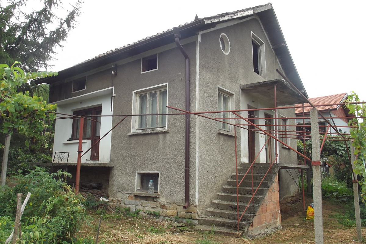 /solid-rural-house-with-amazing-panoramic-views-situated-in-a-tourist-area-near-river-and-nature-park-1-hour-away-from-sofia-bulgaria/