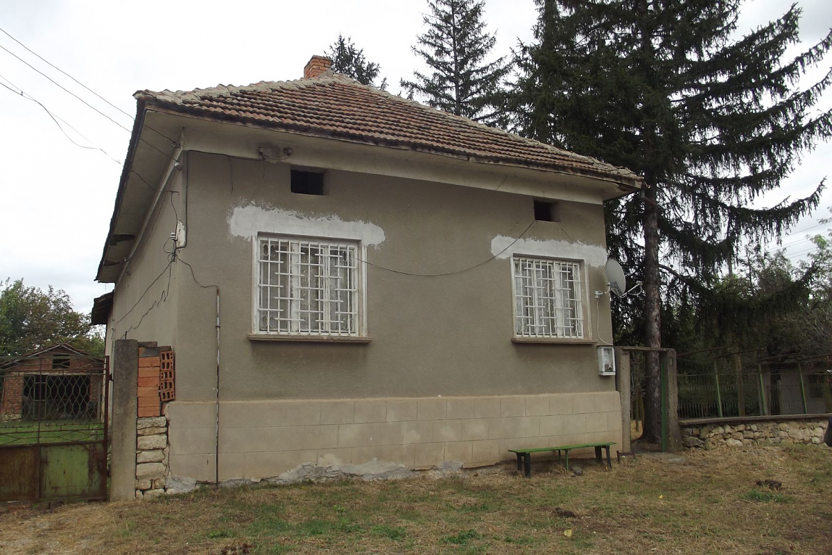 /country-house-with-annex-barn-garage-and-plot-of-land-located-in-a-quiet-area-near-river-60-km-north-of-vratsa-bulgaria/