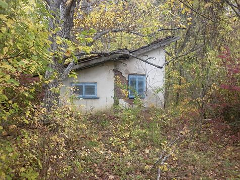 /small-bungalow-with-nice-plot-of-land-situated-just-5-km-away-from-big-city-in-bulgaria/