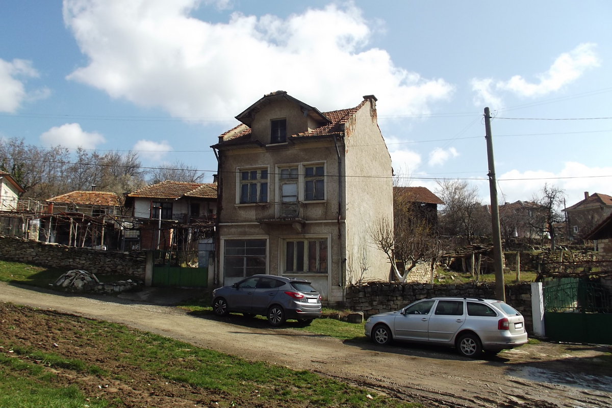 /solid-country-house-with-big-barn-and-nice-views-located-100-km-north-from-sofia-bulgaria/