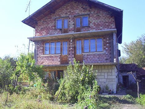 /spacious-country-house-located-in-a-scenic-area/