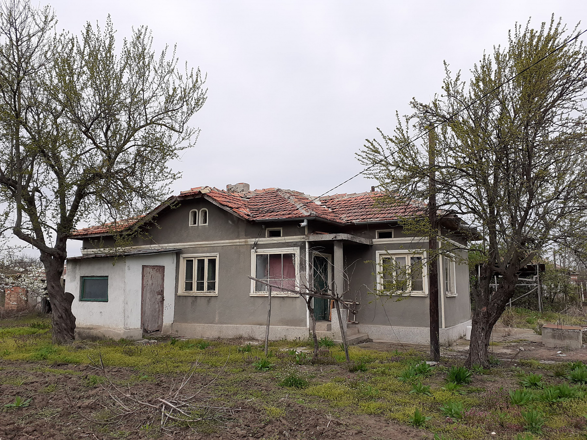 /country-house-with-big-plot-of-land-located-just-half-an-hour-away-from-the-black-sea-coast-of-bulgaria/