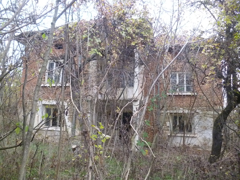 /old-rural-property-with-quiet-location-and-big-potential-100-km-north-from-sofia-bulgaria/