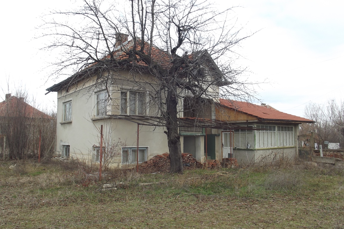 /old-rural-property-with-annex-garage-barn-and-land-located-in-a-village-40-km-away-from-vratsa-bulgaria/