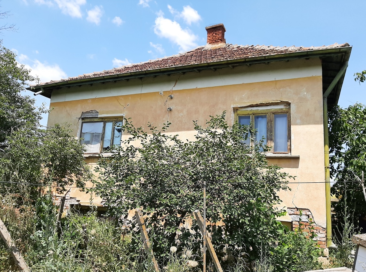 /old-rural-property-with-house-barn-and-land-located-in-a-big-village-60-km-northeast-of-vratsa-bulgaria/