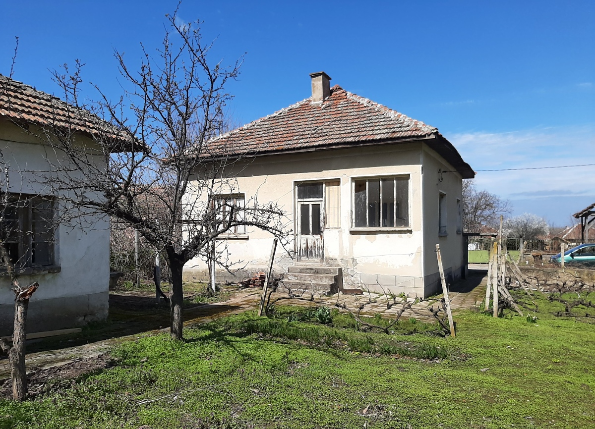 /country-house-with-annex-and-plot-of-land-situated-in-a-village-on-the-danube-river-50-km-away-from-pleven-bulgaria/