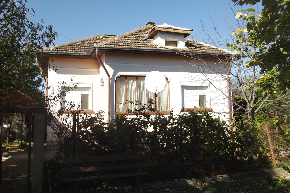 /country-house-with-annex-and-plot-of-land-located-in-a-big-village-near-river-55-km-north-of-vratsa-bulgaria/
