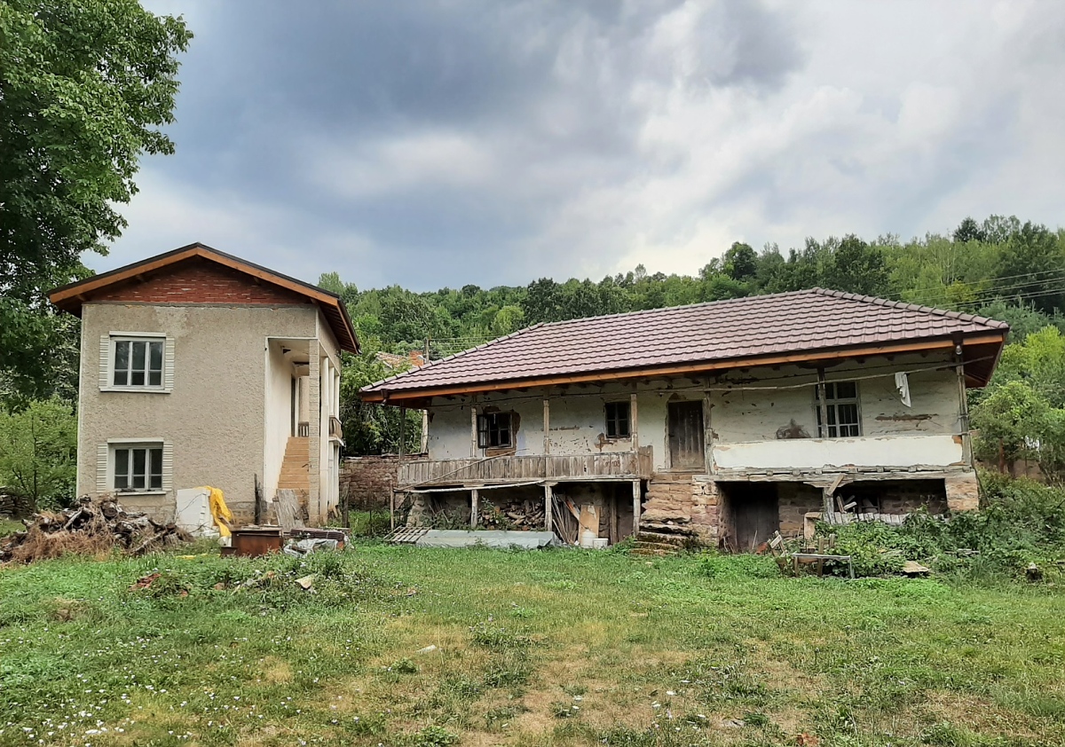 /rural-property-with-two-houses-big-yard-and-quiet-location-in-a-village-up-in-the-mountains-35-km-away-from-vratsa-bulgaria/