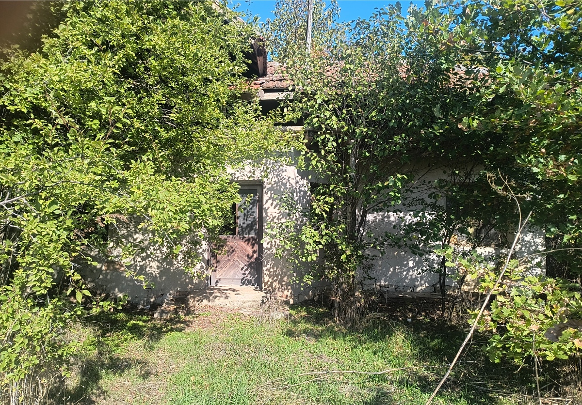 /old-house-with-spacious-plot-of-land-and-quiet-location-in-the-outskirts-of-a-village-40-km-away-from-vratsa-bulgaria/