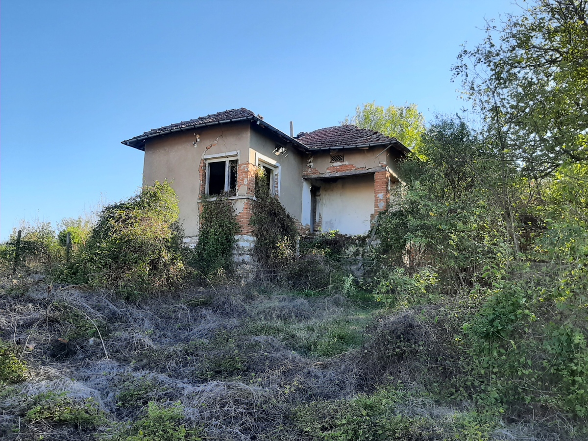 /old-rural-property-with-garage-land-and-nice-views-situated-in-the-countryside/