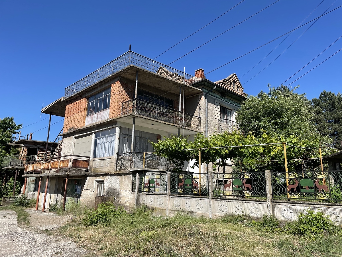 /big-rural-property-with-garage-spacious-annex-and-vast-yard-situated-in-a-nice-village-near-river-55-km-north-of-vratsa-bulgaria/