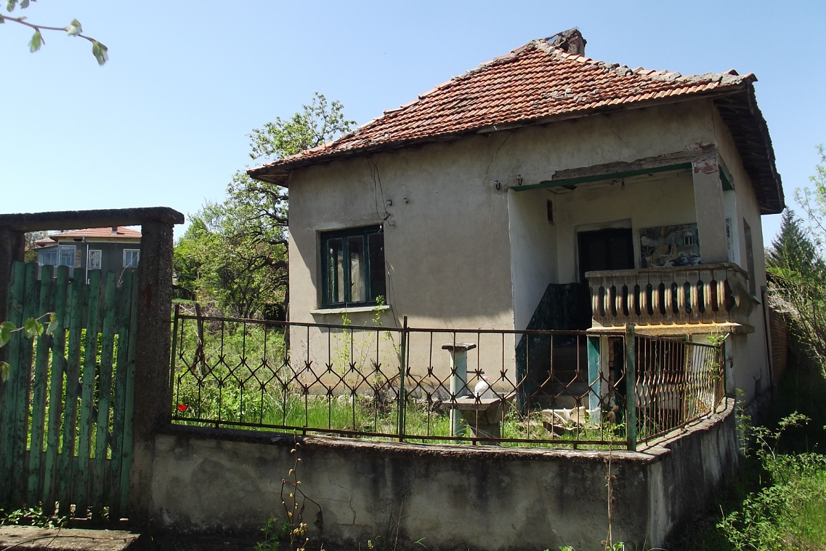 /cheap-rural-property-with-piece-of-land-located-in-quiet-village-near-fields-hills-and-lake-45-km-north-of-vratsa-bulgaria/
