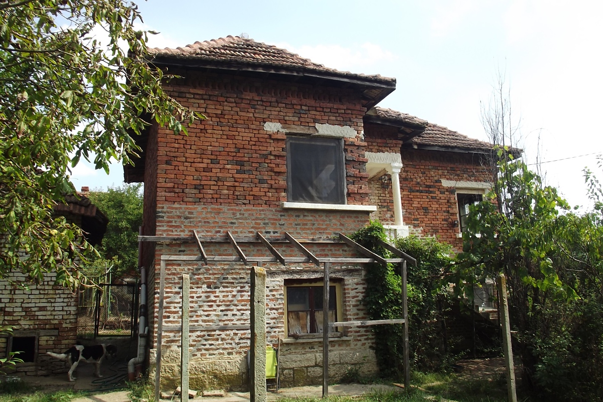 /rural-house-with-barn-and-plot-of-land-situated-in-a-quiet-village-near-forest-hills-and-fields-30-km-away-from-vratsa-bulgaria/