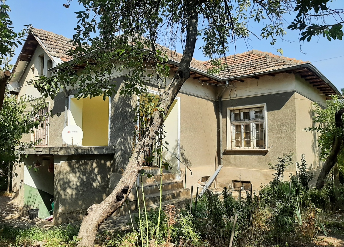 /country-house-with-big-yard-and-many-outbuildings-situated-in-a-lively-village-near-river-50-km-away-from-vratsa-bulgaria/