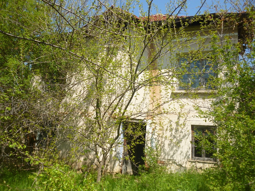 /derelict-rural-property-with-plot-of-land-quiet-location-situated-about-30-minutes-away-from-two-cities-in-the-northwest-of-bulg/