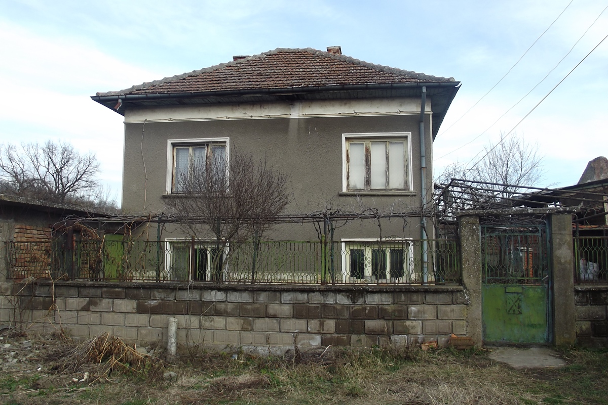 /country-house-with-garage-farm-buildings-and-land-located-in-a-big-village-60-km-north-of-vratsa-bulgaria/