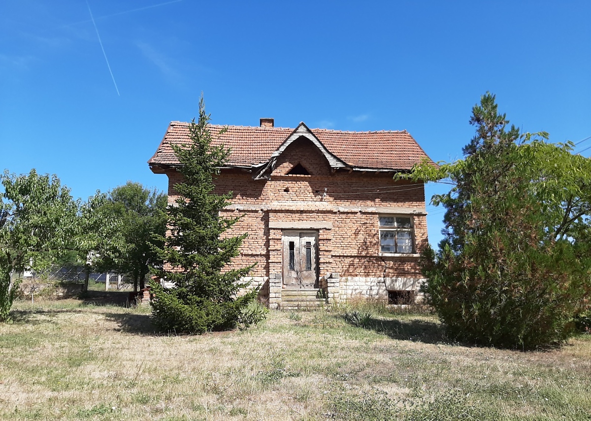 /old-rural-property-with-garage-and-land-located-in-a-village-halfway-between-two-cities-in-the-northwest-of-bulgaria/