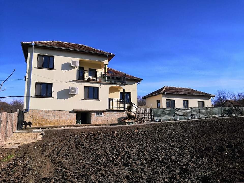 /spacious-rural-house-with-annex-plot-of-land-and-nice-views-situated-in-a-big-village-near-river-20-minutes-away-from-ferry-cros/