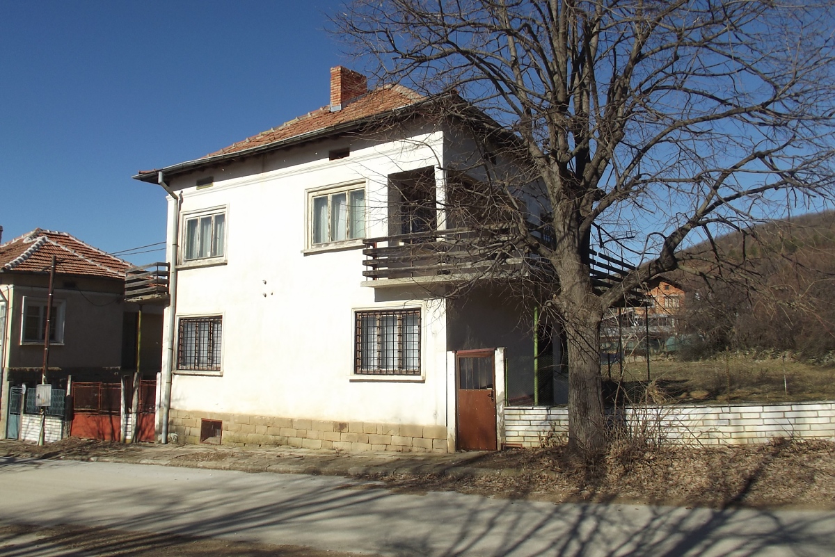 /spacious-country-house-with-plot-of-land-and-good-location-situated-in-a-lively-village-100-km-away-from-sofia-bulgaria/
