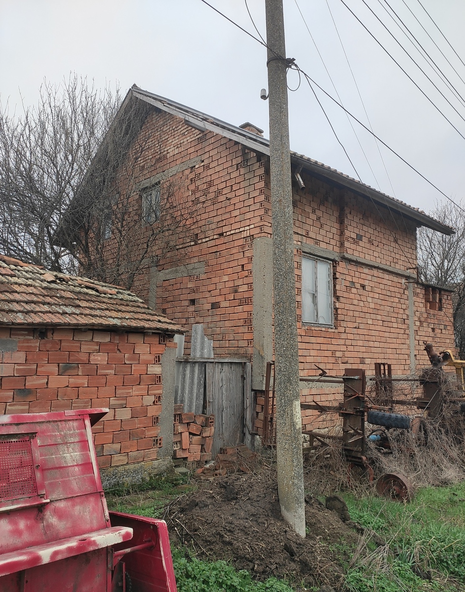 /country-house-with-plot-of-land-located-in-a-quiet-village-near-international-road-40-km-away-from-pleven-bulgaria/
