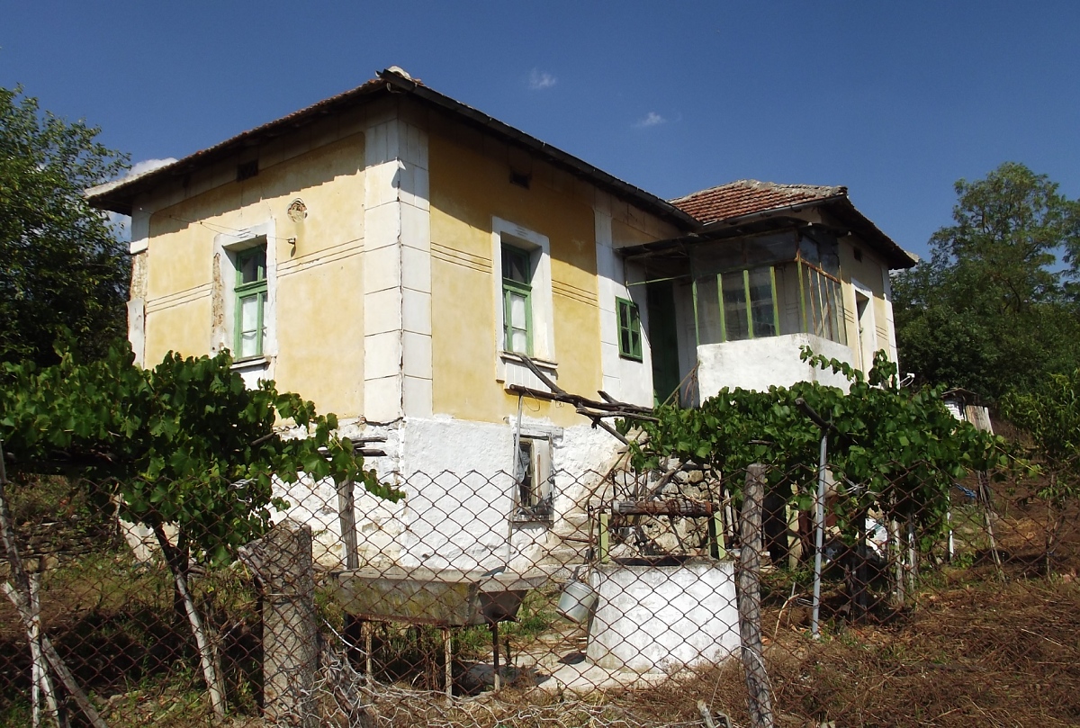 /old-country-house-with-plot-of-land-located-15-km-away-from-montana-bulgaria/