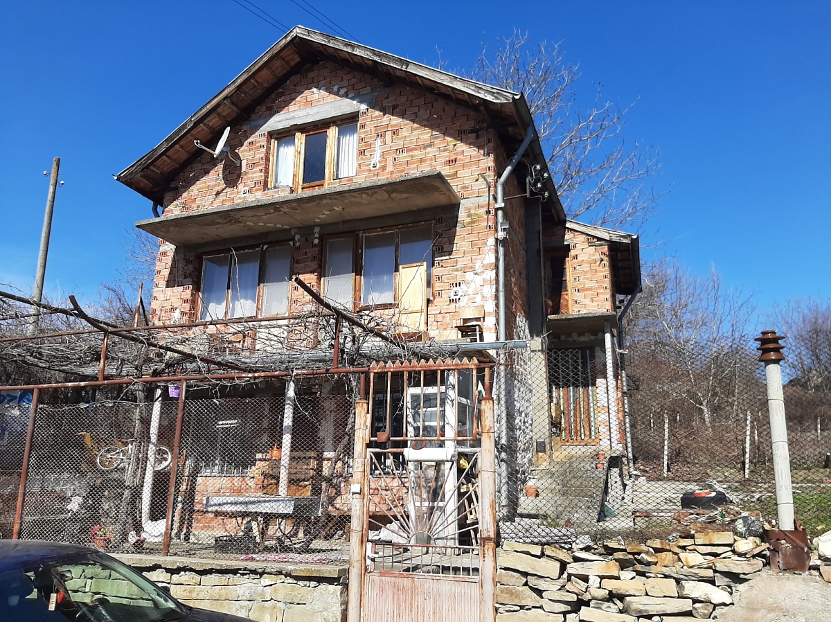 /solid-country-house-with-garage-spacious-plot-of-land-and-nice-views-situated-100-km-away-from-sofia-bulgaria/