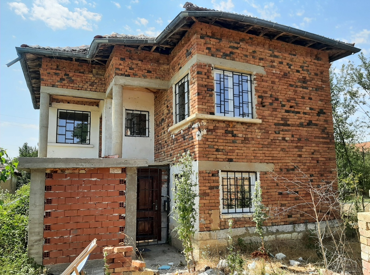 /country-house-with-quiet-location-situated-in-the-outskirts-of-a-village-surrounded-by-fields-hills-and-forest-25-km-away-from-v/